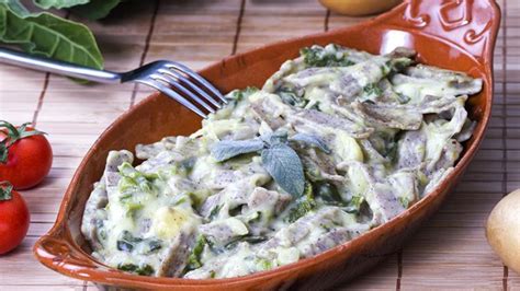  Pizzoccheri! Lezzetli Tırtıklı Makarna, Dolgun Sos ve Eriyen Peynirin Mükemmel Birleşimidir!