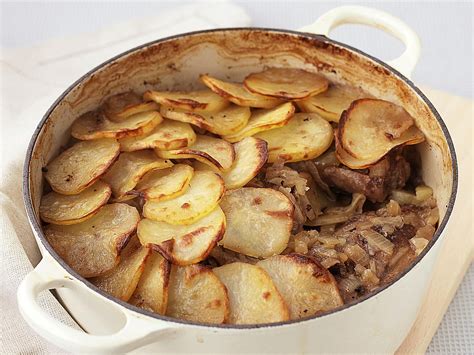  Lancashire Hotpot: Bir İngiliz Klasikinin Sıcacık ve Tatlı Bir Buluşması!