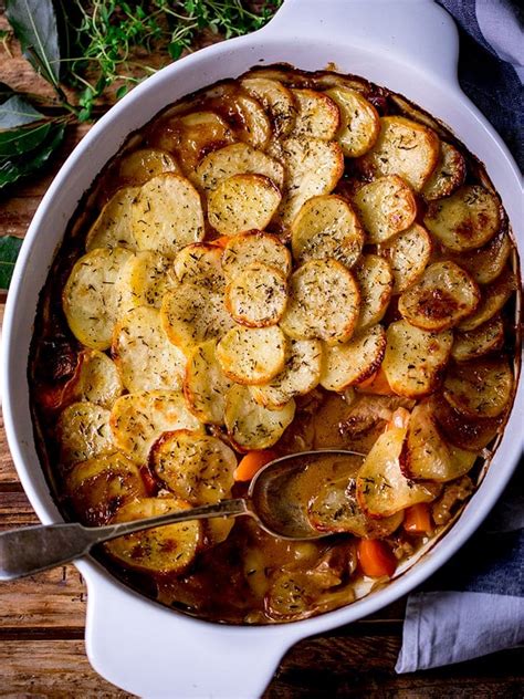  Lancashire Hotpot: Kremalı Patates ve İnce Kesilmiş Etlerin Buluşması!