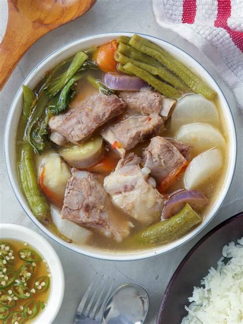  Sinigang na Baboy! A Refreshing Sour Symphony of Pork and Vegetables